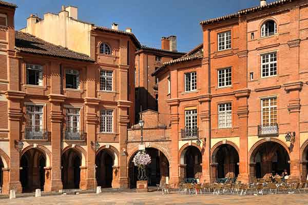 La place principale de Montauban dans le Tarn-et-Garonne