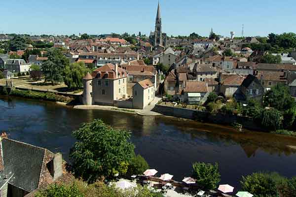 La ville de Montmorillon dans la Vienne, célèbre pour ses musées et ses librairies